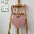 Sac à dos rose en forme de cœur avec coutures araignée et bretelles réglables - Rose