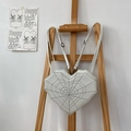 Sac à dos blanc en forme de cœur avec coutures en toile d'araignée noire - Blanc