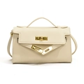 Borsa classica a trapezio in pelle beige con chiusura dorata e tracolla su sfondo bianco - Grande / Bianco