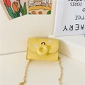 Bolso bandolera amarillo para niña con forma de cámara, cadena dorada y bordado - Amarillo