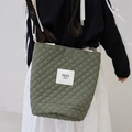 Borsa a secchiello trapuntata verde scuro per bambine con tracolla e toppa alla moda - Verde