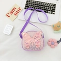 Detail van vlinder schoudertas voor kinderen met roze lovertjes en paarse riem - Paars
