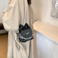 Mini crossbodytas met stippen, grote lederen strik en zilveren ketting - Klein Zwart