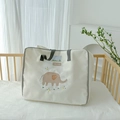 Dettaglio della borsa per piumino bimbi con ricamo a elefante e porta etichetta - Tema Elefante