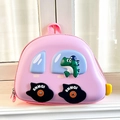 Detail eines rosa Kinderrucksacks in Autoform mit niedlichem grünem Dino-Motiv - Rosa