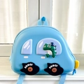 Detailansicht des niedlichen autorförmigen Rucksacks mit 3D-Dinosaurier-Fahrer und Rädern - Himmelblau