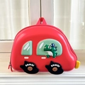 Detailansicht des 3D-Dinosauriers und der roten Autoschale auf dem Kinderrucksack - Rot