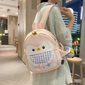 Détail du sac à dos pingouin rose avec pompons colorés et adorable pendentif en peluche - Rose Moyen Avec Pendentif