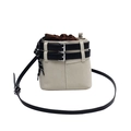 Mini-Umhängetasche in Beige aus mattem Wildleder mit schwarzem Lederriemen-Detail - Gebrochenes Weiß