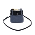 Mini-Eimertasche aus blauem Denim mit schwarzen Ledergurten und Kordelzugverschluss - Blau