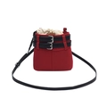 Rote Beuteltasche aus Mattleder mit Kordelzug und schwarzen Riemen-Details - Rot