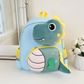 Dettaglio di dinosauro 3D in peluche su zaino blu per bambini con tasca a rete - Celeste