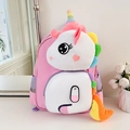 Dettaglio dello zaino rosa a forma di unicorno con testa in peluche 3D e rete laterale - Rosa