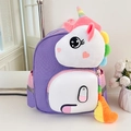 Dettaglio dello zaino unicorno viola con corno di peluche e criniera con nappe colorate - Viola
