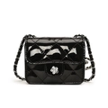 Mini borsa a tracolla trapuntata nera lucida con fibbia a camelia argentata bimbi - Nero
