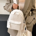 Mochila blanca de cuero sintético con patrón de cocodrilo y correas para mujeres - Mediano / Blanco