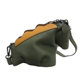 Bolso bandolera de animal en cuero verde oscuro con costuras amarillas en contraste - Verde
