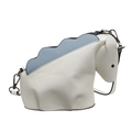 Bolso bandolera de caballo blanco con detalles en azul claro y cremallera de metal negro - Blanco