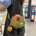 Borsa a tracolla di peluche capibara marrone con ciondolo tartaruga verde e pompon - Senza Ciondolo / Marrone