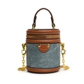 Zylindrische Umhängetasche aus blauem Denim und braunem Leder mit goldener Kette - Denim-Blau