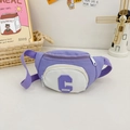 Riñonera infantil en color morado y beige con correa ajustable y logo C - Morado