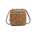 Mini bolso cubo de denim marrón con diseño de rombos acolchados y tachuelas plateadas - Marrón