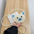 Bolso de hombro de oso hecho a mano con flores azules y correa de cadena de perlas - Azul