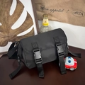 Detalle de bandolera de nailon negro impermeable con hebillas de plástico - Negro