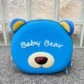 Dettaglio zaino rigido blu a forma di orso con orecchie di peluche e testo Baby - Blu