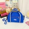 Dettaglio borsa a tracolla per bambini in nylon blu reale con manico a righe e patch - Piccolo / Blu
