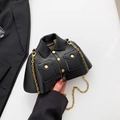 Borsa a tracolla nera a forma di giacca con bottoni dorati e catena sottile dorata - Nero