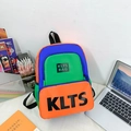 Mochila infantil de retazos azul y verde con bolsillo naranja y letras KLTS grandes - Naranja