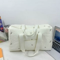 Weiße gesteppte Wickeltasche mit blauem Blumenstick und großem Fassungsvermögen - Weiße Olive