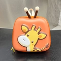 Dettaglio del design di una giraffa 3D su uno zaino rigido per bambini arancione brillante - Arancione