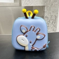 Dettaglio dello zaino a guscio d'uovo giraffa 3D blu con graziose orecchie e maniglia - Blu