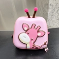 Dettaglio zainetto rosa rigido EVA per bambini con giraffa 3D e morbidi pompon decorativi - Rosa