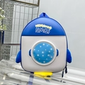 Dettaglio dello zaino a pinguino blu con ali di peluche e decorazione con stelle - Blu