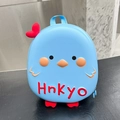 Mochila infantil rígida de pollito azul con corazón rojo 3D y pico color naranja - Azul