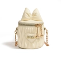 Gesteppte cremefarbene Schleifen-Eimertasche für Mädchen mit Herz und Goldkette - Weiß