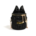 Schwarze gesteppte Mini-Beuteltasche mit großer Schleife und goldener Herzkette - Schwarz