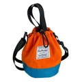 Bolso tipo cubo para niños en colores contrastados con cordón y correa ajustable - Naranja