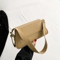 Schicke khakifarbene Baguette-Schultertasche aus Kunstleder mit breitem Riemen und Gold - Khaki
