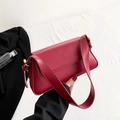 Elegante burgunderrote Schultertasche in mattem Design mit goldenen Beschlägen - Rot