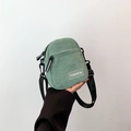 Sac bandoulière en velours côtelé vert avec étiquette FASHION et sangle réglable - Vert