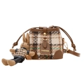 Braune Vintage-Karomuster Woll-Eimertasche mit einem süßen Plüsch-Hasen-Anhänger - Braun Karomuster Mit Anhänger