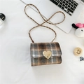 Mini sac à bandoulière à carreaux pour filles avec fermoir coeur et chaîne dorée - Gris