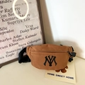 Marsupio in tela marrone per bambini con logo NY nero e ciondolo a forma di orso - Marrone