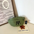 Marsupio in tela verde militare per bambini con dettaglio logo artistico nero sul fronte - Verde