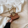 Mini sac bandoulière marron caramel en cuir mat avec chaîne dorée élégante - Marron
