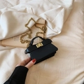 Mini sac bandoulière en cuir noir avec chaîne dorée et fermoir rotatif doré - Noir